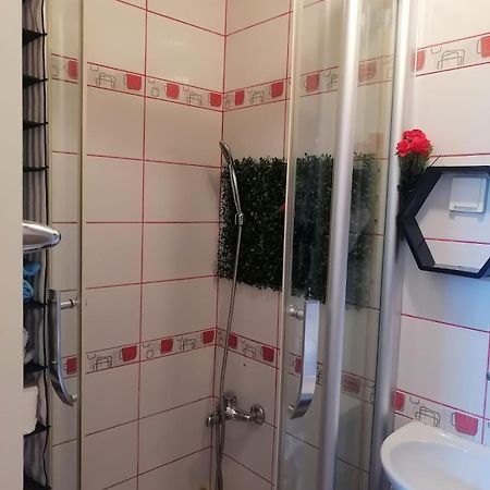 Small Low Cost Studio Белград Экстерьер фото
