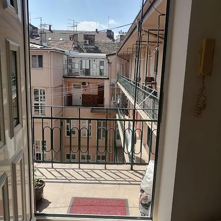 Small Low Cost Studio Белград Экстерьер фото