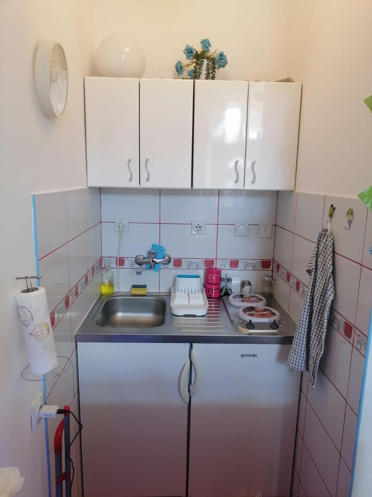 Small Low Cost Studio Белград Экстерьер фото